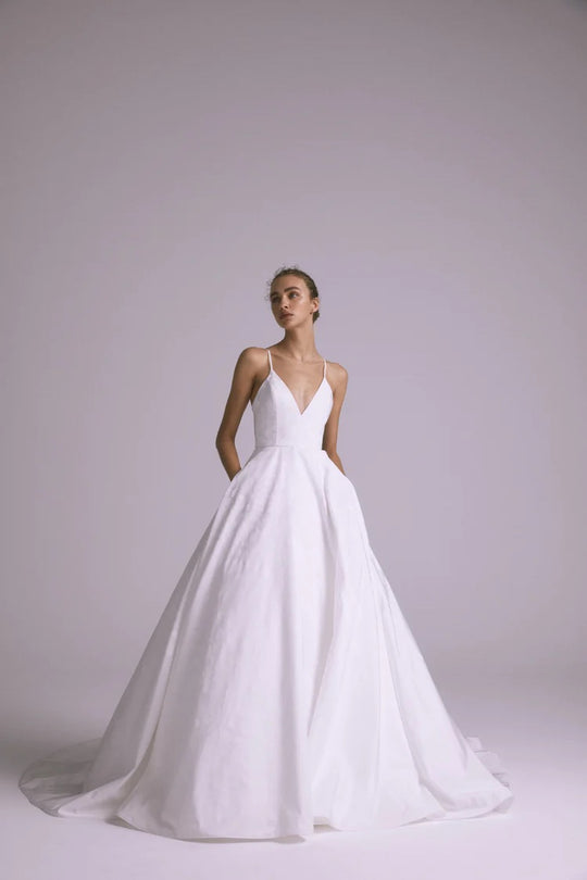 Amsale "Pilar"